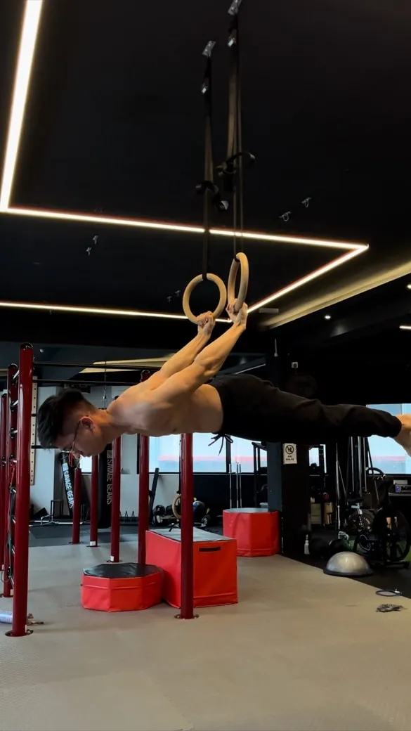Jeremiah Lung holding a front lever on gymnastic rings